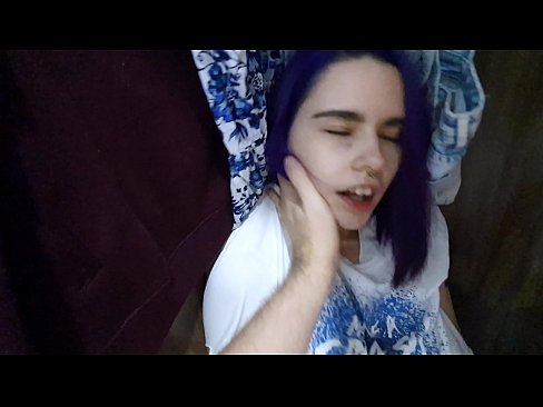 ❤️ 在衣柜里发现我的妹妹并帮助她射精 Fucking❌️❤