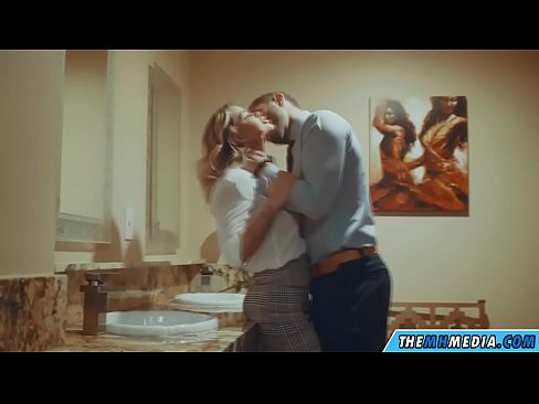 ❤️ 当一个胸大无脑的金发女郎在公共厕所里勾引你时 Fucking❌️❤